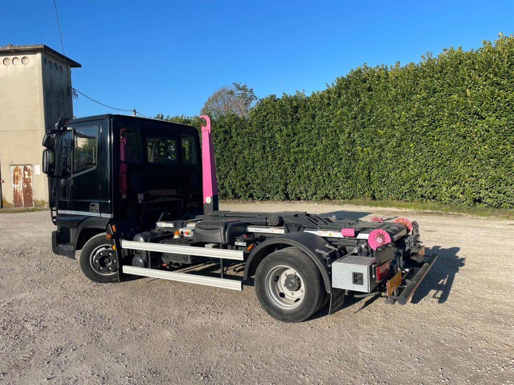 IVECO EUROCARGO 75E18 CON SCARRABILE NUOVO - شاحنة ذات الخطاف: صور 4 IVECO EUROCARGO 75E18 CON SCARRABILE NUOVO - شاحنة ذات الخطاف: صور 4