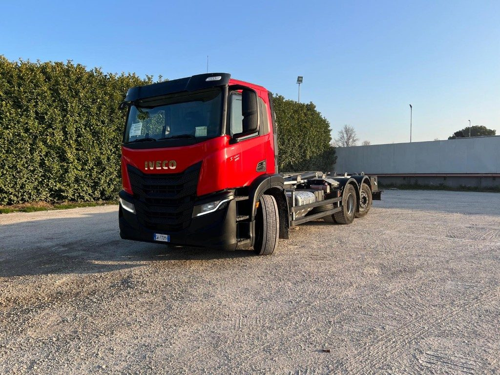 IVECO X-WAY AD260 NUOVO TARGATO SCARRABILE - شاحنة ذات الخطاف: صور 1 IVECO X-WAY AD260 NUOVO TARGATO SCARRABILE - شاحنة ذات الخطاف: صور 1