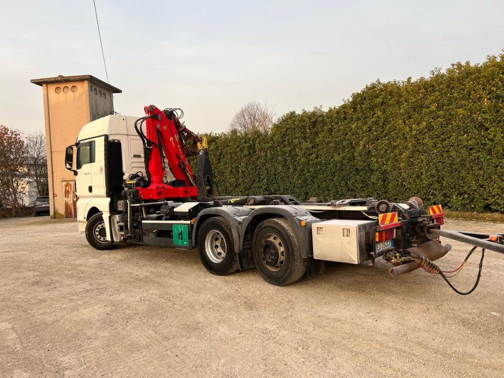 MAN TGX 26.440 SCARRABILE CON GRU - شاحنة ذات الخطاف: صور 4 MAN TGX 26.440 SCARRABILE CON GRU - شاحنة ذات الخطاف: صور 4