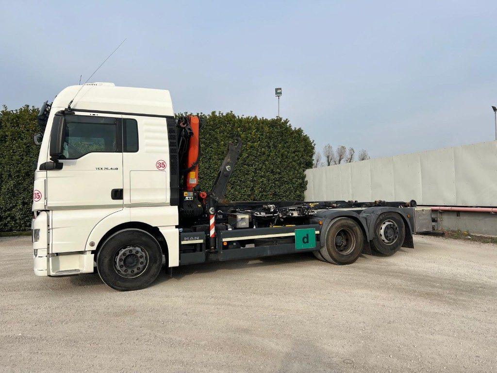 MAN TGX 26.480 SCARRABILE CON GRU DIETRO CABINA - شاحنة ذات الخطاف: صور 2 MAN TGX 26.480 SCARRABILE CON GRU DIETRO CABINA - شاحنة ذات الخطاف: صور 2