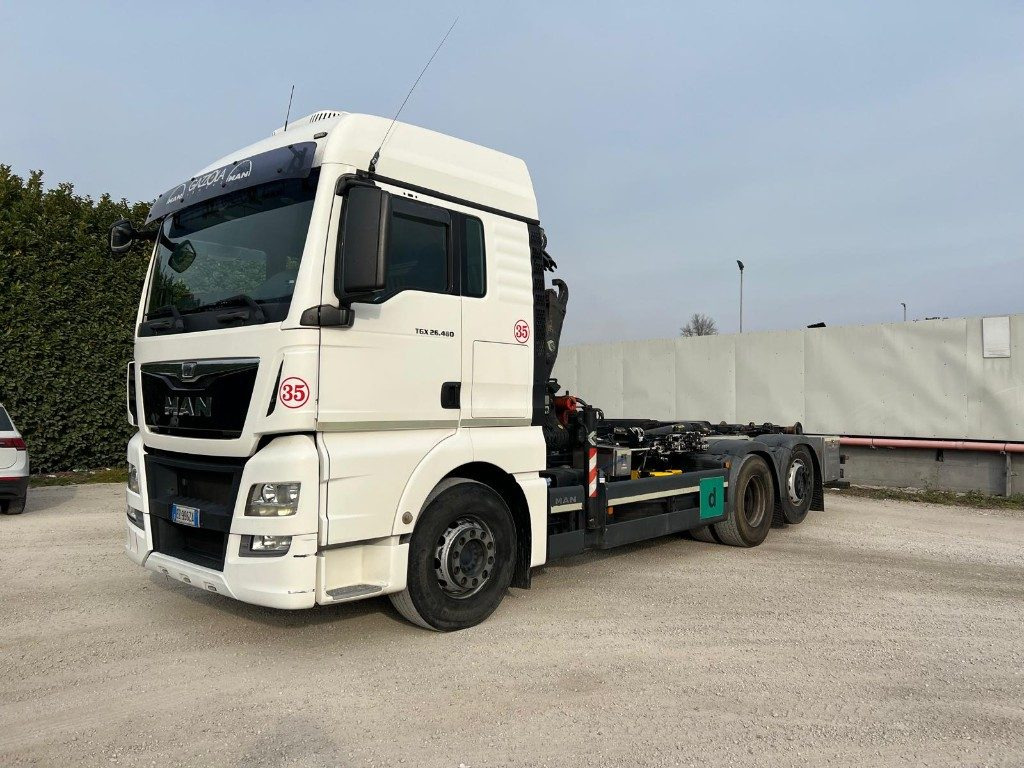 MAN TGX 26.480 SCARRABILE CON GRU DIETRO CABINA - شاحنة ذات الخطاف: صور 1 MAN TGX 26.480 SCARRABILE CON GRU DIETRO CABINA - شاحنة ذات الخطاف: صور 1