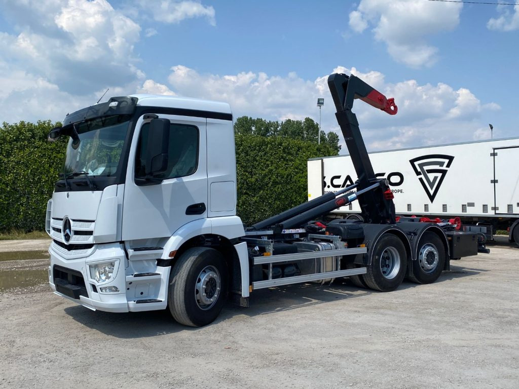 MERCEDES-BENZ ANTOS 25.43 SCARRABILE FULL PNEUMATICO 3 - شاحنة ذات الخطاف: صور 1 MERCEDES-BENZ ANTOS 25.43 SCARRABILE FULL PNEUMATICO 3 - شاحنة ذات الخطاف: صور 1