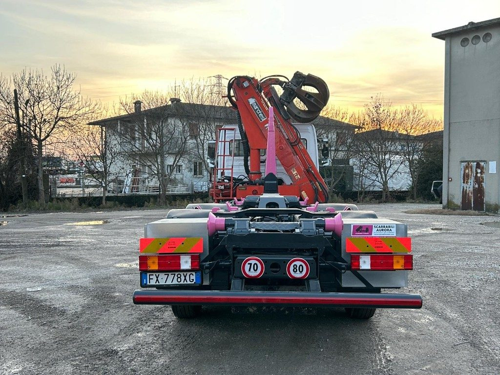 MERCEDES-BENZ MERCEDES AXOR 2533 SCARRABILE CON GRU E POLIPO - شاحنة ذات الخطاف: صور 4 MERCEDES-BENZ MERCEDES AXOR 2533 SCARRABILE CON GRU E POLIPO - شاحنة ذات الخطاف: صور 4