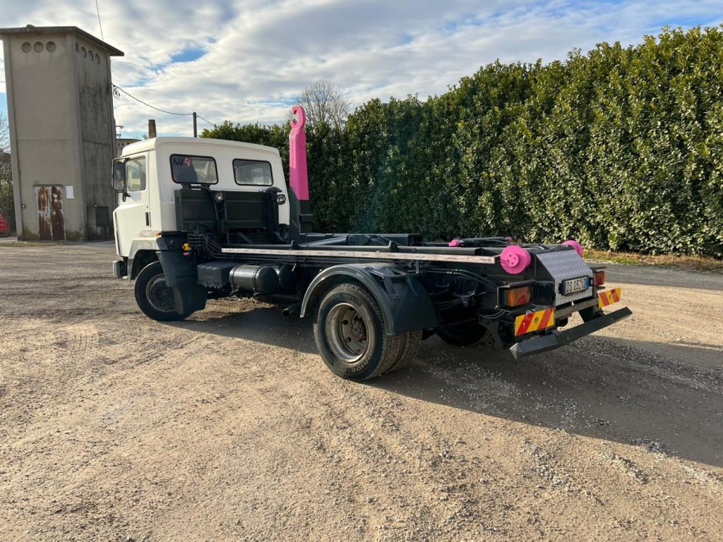 NISSAN 130/115 SCARRABILE - شاحنة ذات الخطاف: صور 3 NISSAN 130/115 SCARRABILE - شاحنة ذات الخطاف: صور 3