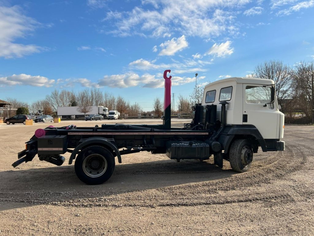 NISSAN 130/115 SCARRABILE - شاحنة ذات الخطاف: صور 5 NISSAN 130/115 SCARRABILE - شاحنة ذات الخطاف: صور 5