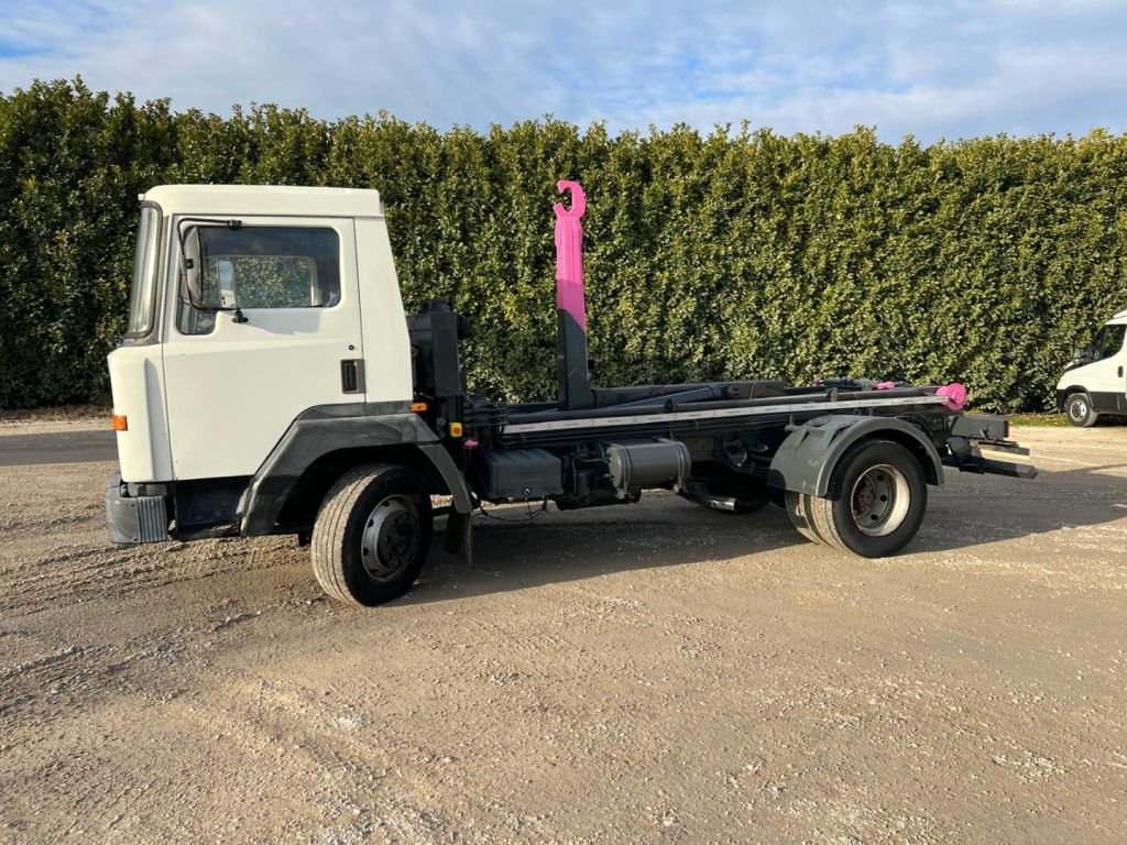 NISSAN 130/115 SCARRABILE - شاحنة ذات الخطاف: صور 2 NISSAN 130/115 SCARRABILE - شاحنة ذات الخطاف: صور 2