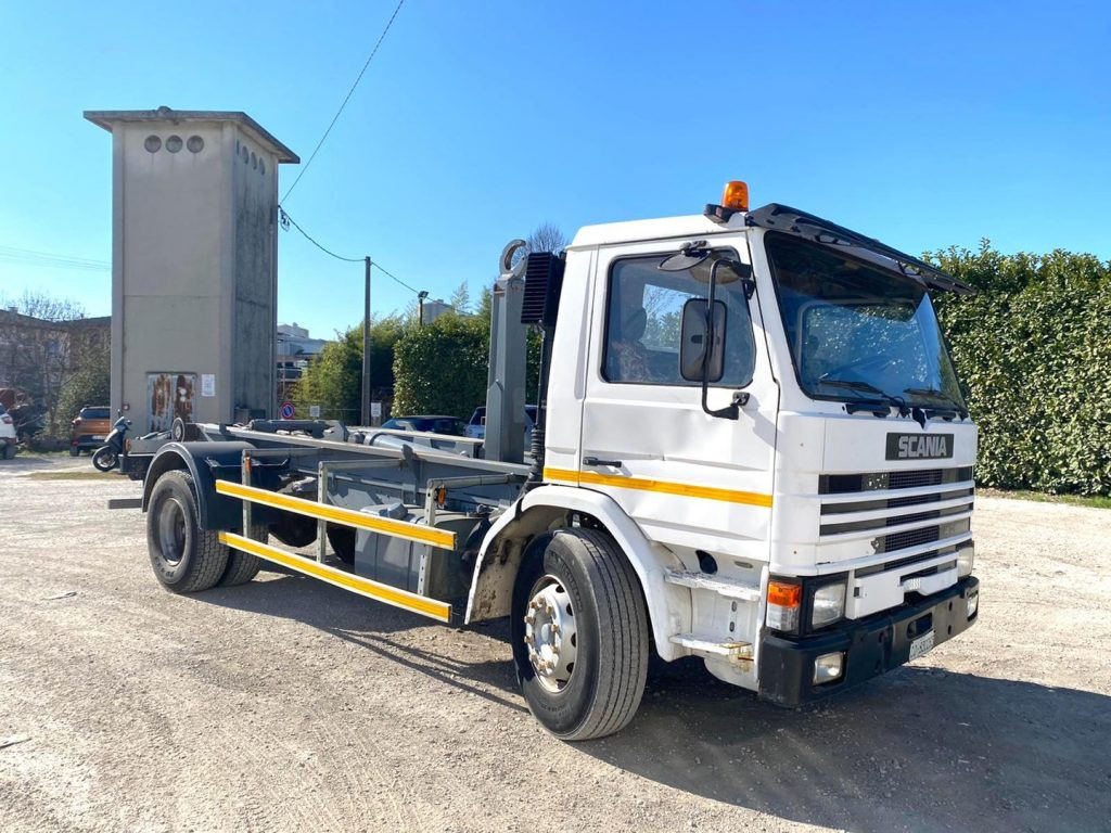 SCANIA H82 SCARRABILE BALESTRATO ANTERIORE E POSTE - شاحنة ذات الخطاف: صور 1 SCANIA H82 SCARRABILE BALESTRATO ANTERIORE E POSTE - شاحنة ذات الخطاف: صور 1