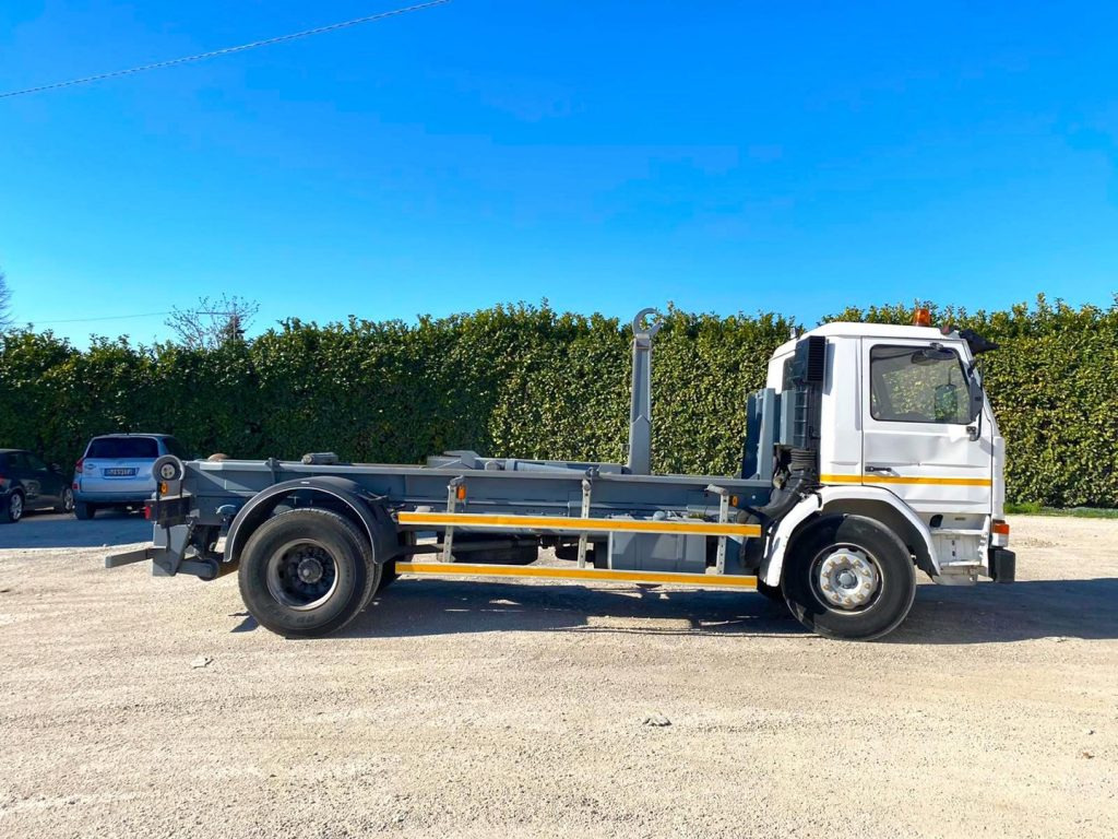 SCANIA H82 SCARRABILE BALESTRATO ANTERIORE E POSTE - شاحنة ذات الخطاف: صور 2 SCANIA H82 SCARRABILE BALESTRATO ANTERIORE E POSTE - شاحنة ذات الخطاف: صور 2
