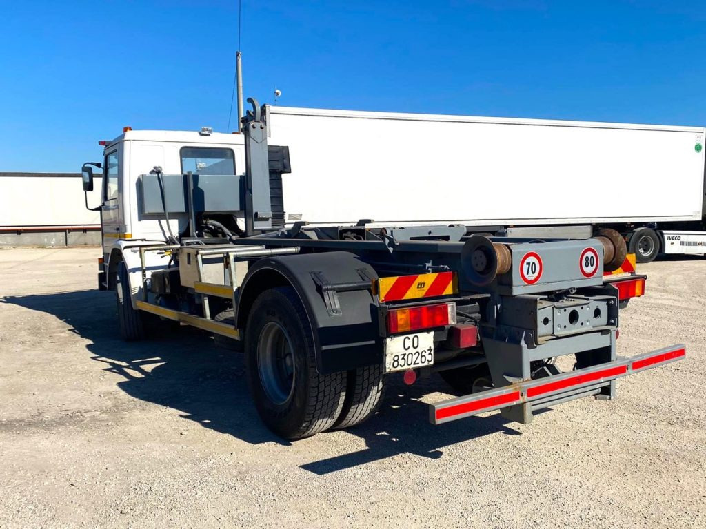SCANIA H82 SCARRABILE BALESTRATO ANTERIORE E POSTE - شاحنة ذات الخطاف: صور 5 SCANIA H82 SCARRABILE BALESTRATO ANTERIORE E POSTE - شاحنة ذات الخطاف: صور 5