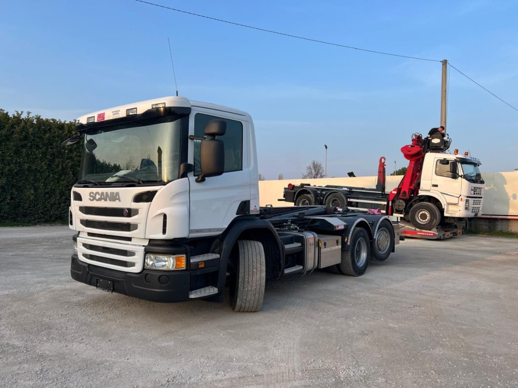 SCANIA P410 SCARRABILE CON RIDUTTORE AI MOZZI - شاحنة ذات الخطاف: صور 1 SCANIA P410 SCARRABILE CON RIDUTTORE AI MOZZI - شاحنة ذات الخطاف: صور 1