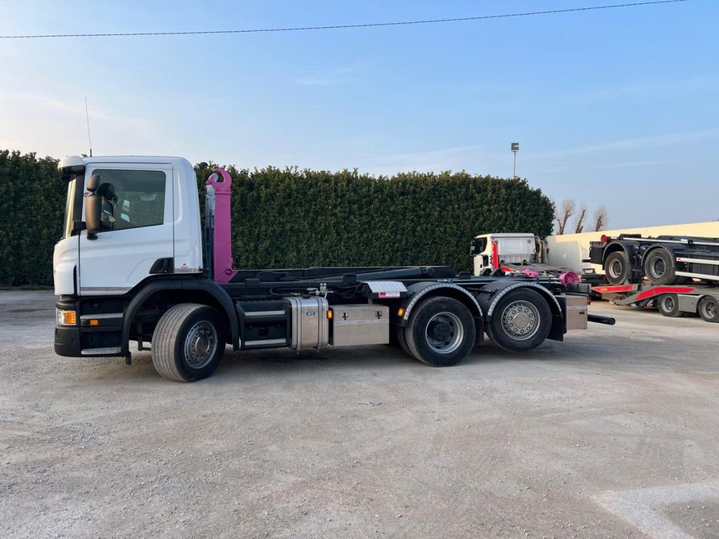 SCANIA P410 SCARRABILE CON RIDUTTORE AI MOZZI - شاحنة ذات الخطاف: صور 2 SCANIA P410 SCARRABILE CON RIDUTTORE AI MOZZI - شاحنة ذات الخطاف: صور 2