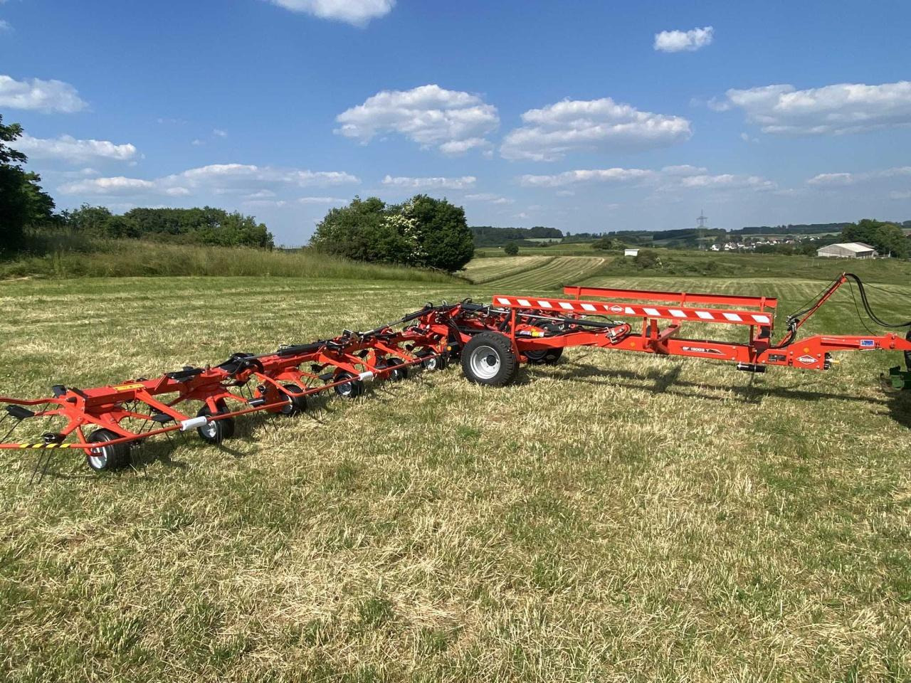 Kuhn GF13003T - لمّامَة القش: صور 1 Kuhn GF13003T - لمّامَة القش: صور 1