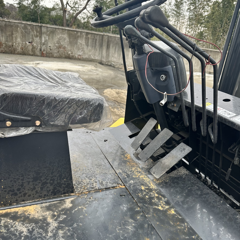 KOMATSU FD150 FD100 FD30 FD50 FD80 3Ton 5ton 8ton 10ton 15ton 16ton 20ton komatsu forklift - رافعة شوكية ديزل: صور 5 KOMATSU FD150 FD100 FD30 FD50 FD80 3Ton 5ton 8ton 10ton 15ton 16ton 20ton komatsu forklift - رافعة شوكية ديزل: صور 5