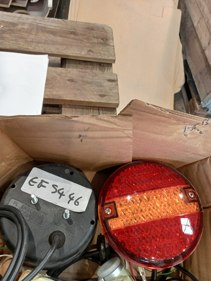 Trouillet FEU 3 FONCTIONS LED DROIT 810/09/10 - الضوء الخلفي: صور 1 Trouillet FEU 3 FONCTIONS LED DROIT 810/09/10 - الضوء الخلفي: صور 1