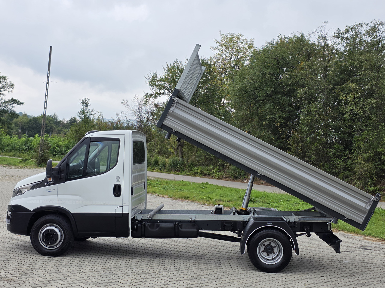 IVECO Daily 70c-17 Wywrotka 3.80 M ! Kiper 3-Stronny ! Klima ! 3.0 HPI * 170 Hp ! Super Stan ! Z Włoch ! - قلاب صغير: صور 4 IVECO Daily 70c-17 Wywrotka 3.80 M ! Kiper 3-Stronny ! Klima ! 3.0 HPI * 170 Hp ! Super Stan ! Z Włoch ! - قلاب صغير: صور 4