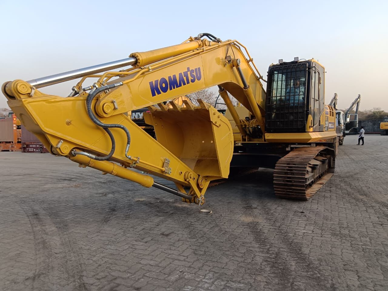 New Komatsu PC210 tracked excavator - حفارات زحافة: صور 5 New Komatsu PC210 tracked excavator - حفارات زحافة: صور 5