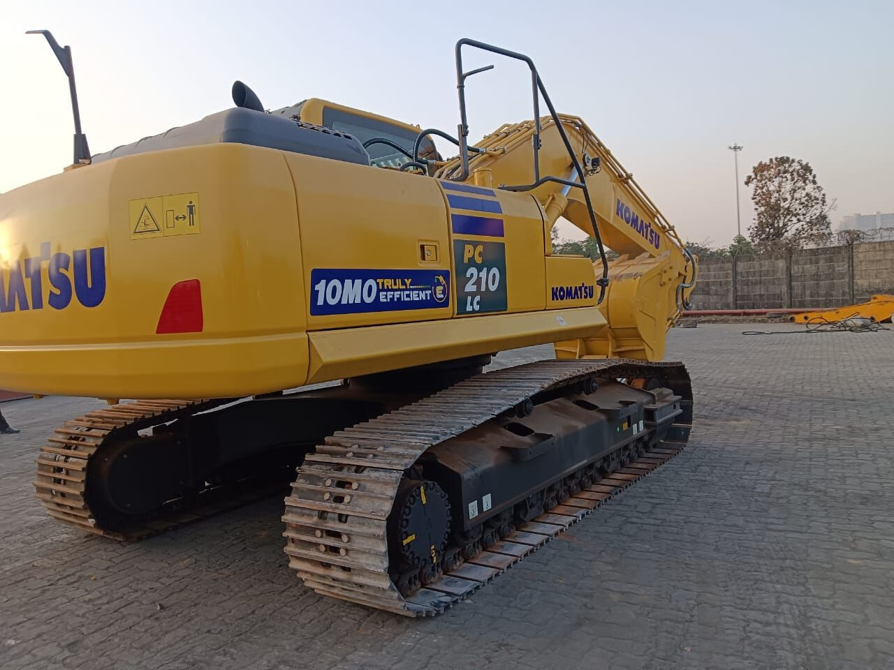 New Komatsu PC210 tracked excavator - حفارات زحافة: صور 2 New Komatsu PC210 tracked excavator - حفارات زحافة: صور 2