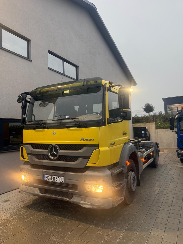 MERCEDES-BENZ AXOR 1829/ 18t Abroller TÜV/SP Neu - شاحنة ذات الخطاف: صور 1 MERCEDES-BENZ AXOR 1829/ 18t Abroller TÜV/SP Neu - شاحنة ذات الخطاف: صور 1