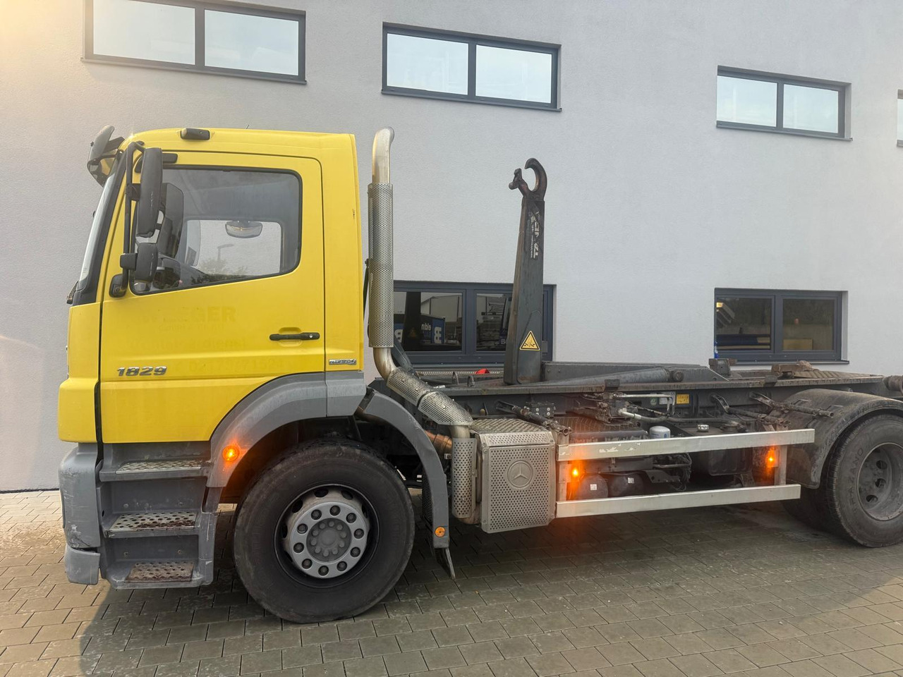 MERCEDES-BENZ AXOR 1829/ 18t Abroller TÜV/SP Neu - شاحنة ذات الخطاف: صور 2 MERCEDES-BENZ AXOR 1829/ 18t Abroller TÜV/SP Neu - شاحنة ذات الخطاف: صور 2