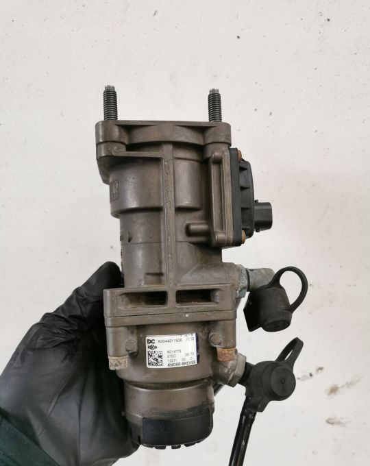 Zawór GŁÓWNY HAMULCA ACTROS MP4 A0044311506 KNOR - صمام الفرامل - شاحنة: صور 1 Zawór GŁÓWNY HAMULCA ACTROS MP4 A0044311506 KNOR - صمام الفرامل - شاحنة: صور 1