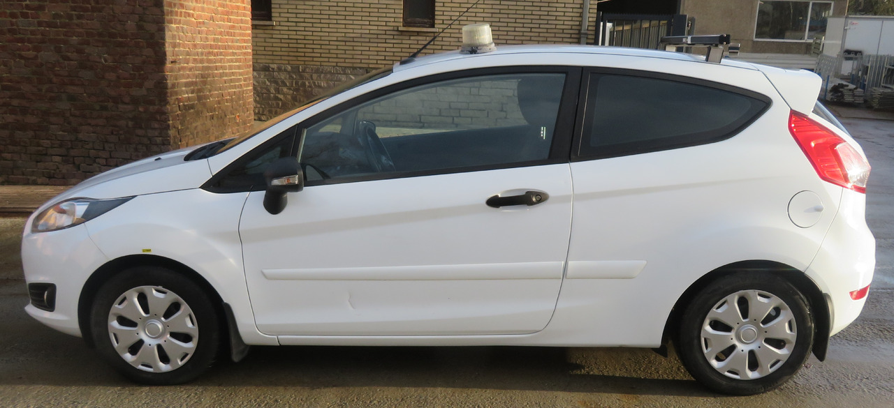 Ford Fiësta Van 1.5 - فان المدمجة: صور 4 Ford Fiësta Van 1.5 - فان المدمجة: صور 4