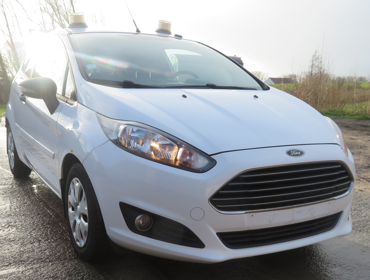 Ford Fiësta Van 1.5 - فان المدمجة: صور 1 Ford Fiësta Van 1.5 - فان المدمجة: صور 1