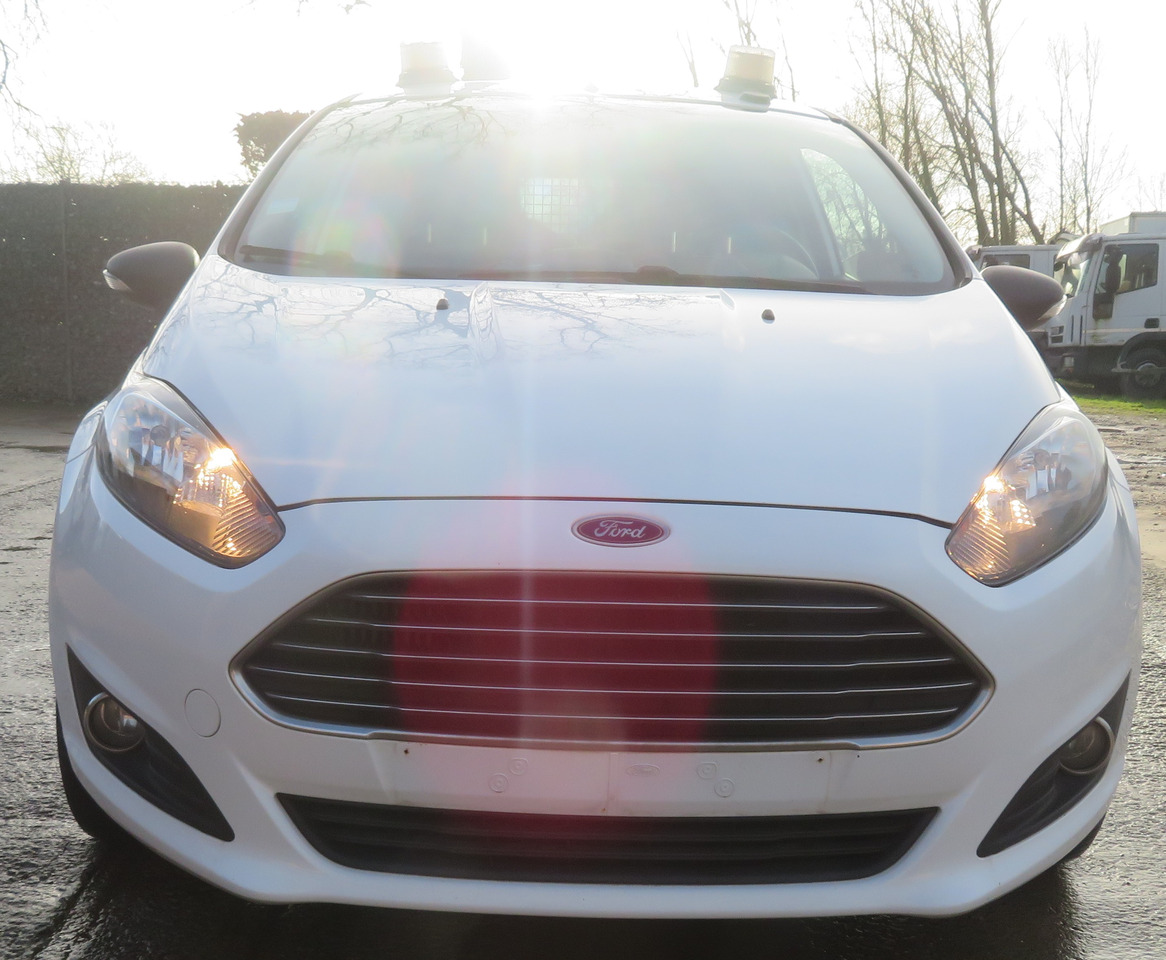 Ford Fiësta Van 1.5 - فان المدمجة: صور 2 Ford Fiësta Van 1.5 - فان المدمجة: صور 2