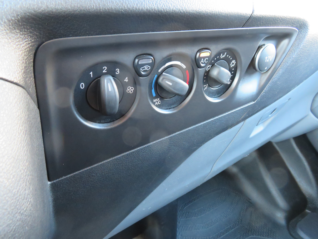 فان المدمجة Ford Transit Custom 2.0tdci: صور 14 فان المدمجة Ford Transit Custom 2.0tdci: صور 14