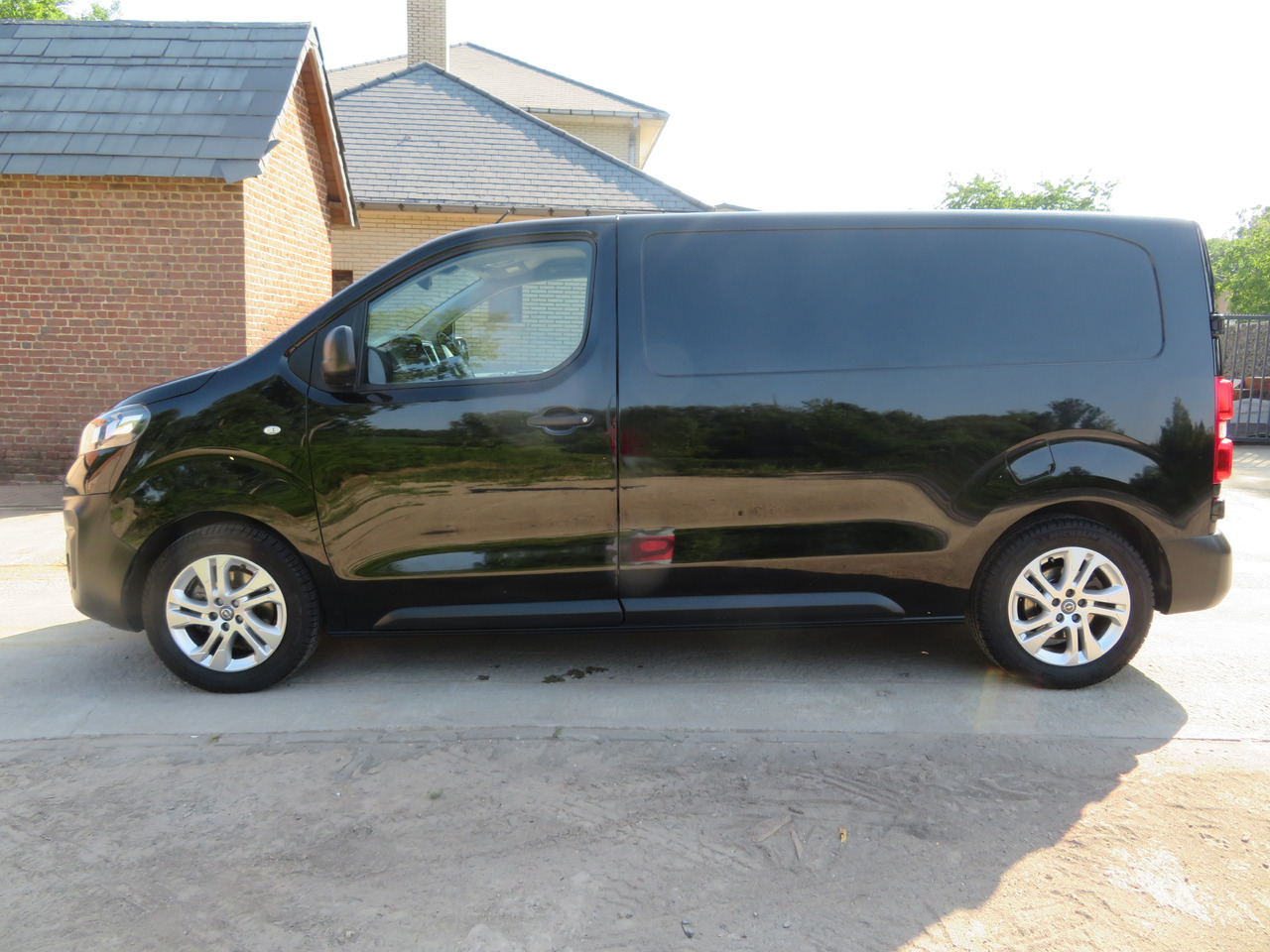 OPEL Vivaro 2.0 Turbo - L2H1 - فان المدمجة: صور 4 OPEL Vivaro 2.0 Turbo - L2H1 - فان المدمجة: صور 4