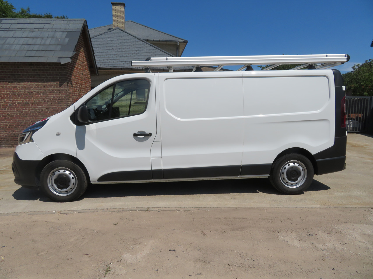 RENAULT Trafic 2.0dCi - L2H1 - فان المدمجة: صور 4 RENAULT Trafic 2.0dCi - L2H1 - فان المدمجة: صور 4