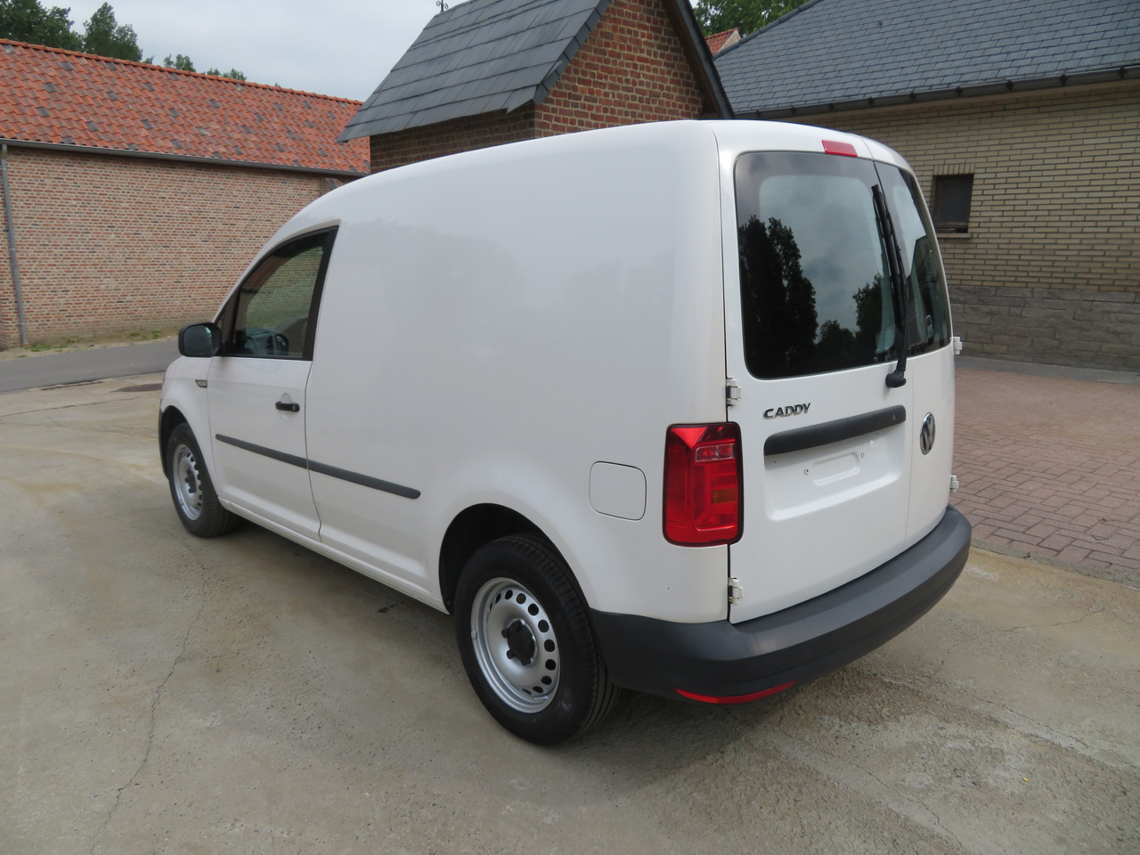 VOLKSWAGEN Caddy 2.0 TDi - فان المدمجة: صور 5 VOLKSWAGEN Caddy 2.0 TDi - فان المدمجة: صور 5