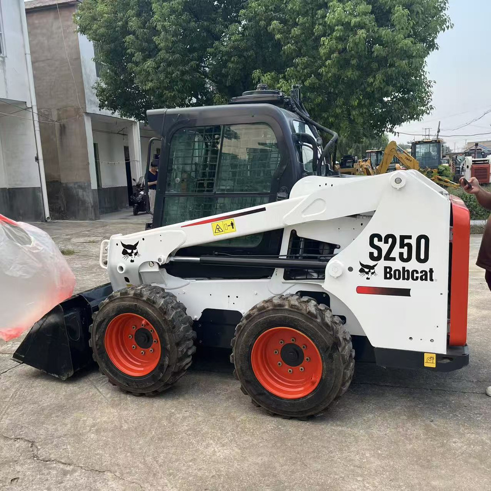 BOBCAT Skid Steer Loader S250 New Condition Hours True - شيول صغير: صور 3 BOBCAT Skid Steer Loader S250 New Condition Hours True - شيول صغير: صور 3