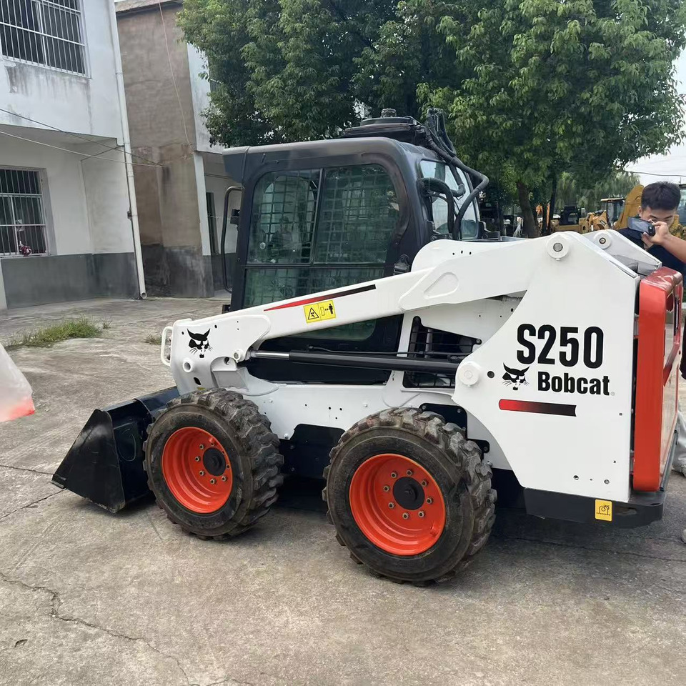 BOBCAT Skid Steer Loader S250 New Condition Hours True - شيول صغير: صور 4 BOBCAT Skid Steer Loader S250 New Condition Hours True - شيول صغير: صور 4