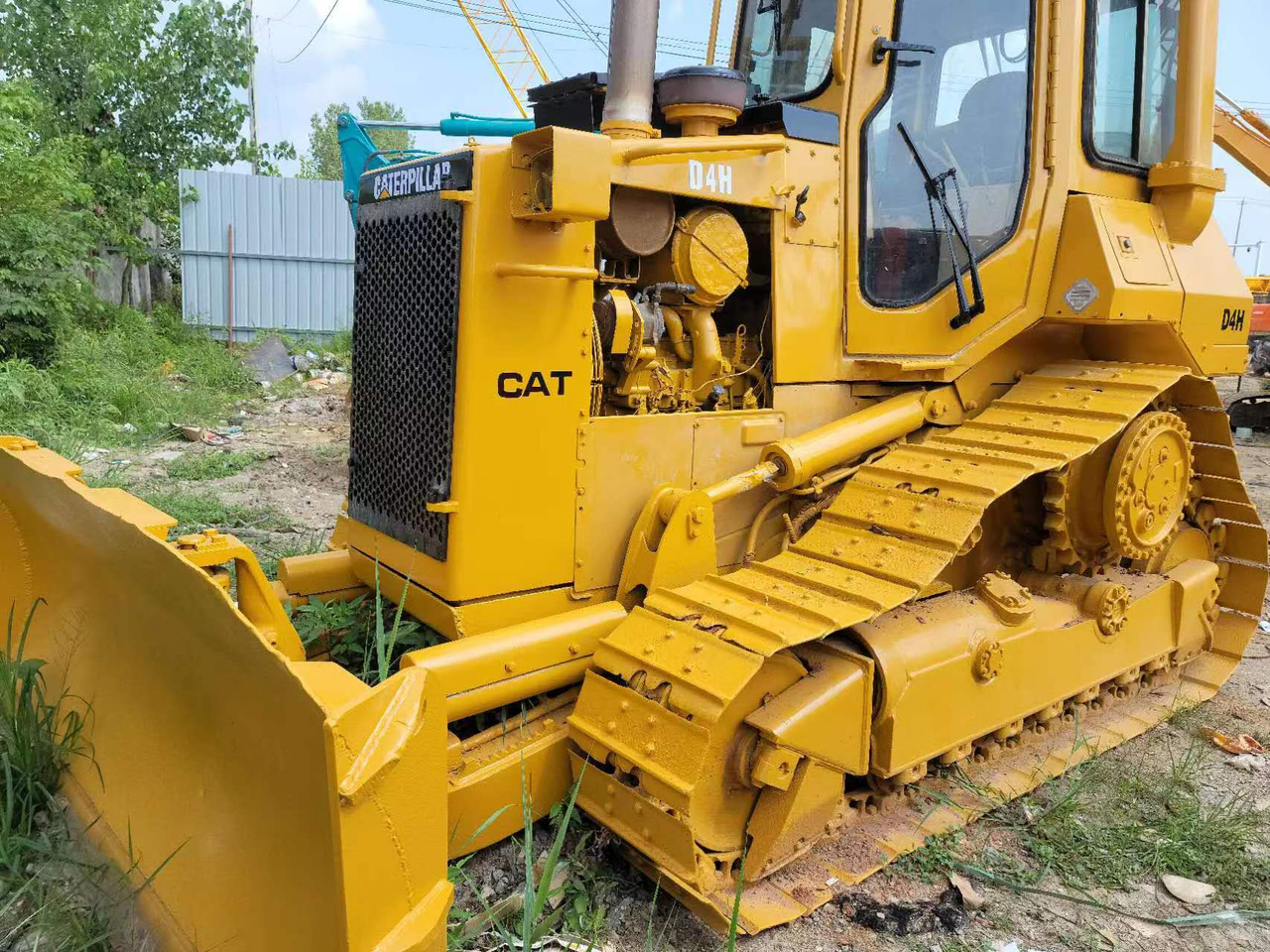 CATERPILLAR D4H - بلدوزر: صور 1 CATERPILLAR D4H - بلدوزر: صور 1