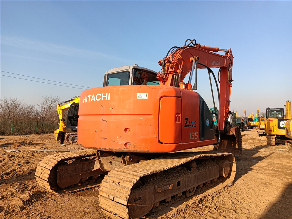 HITACHI ZX135 - حفارات زحافة: صور 5 HITACHI ZX135 - حفارات زحافة: صور 5