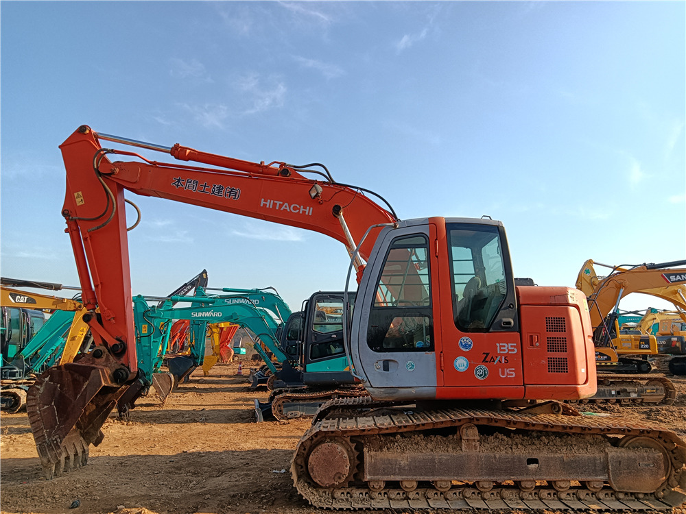 HITACHI ZX135 - حفارات زحافة: صور 1 HITACHI ZX135 - حفارات زحافة: صور 1