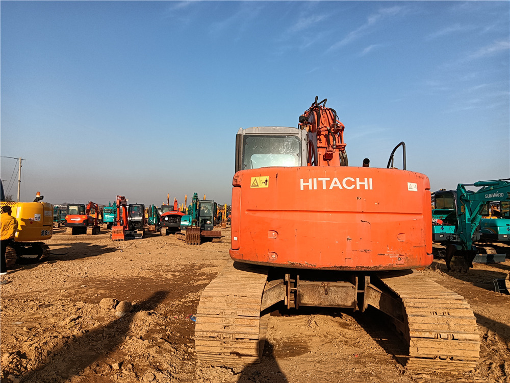HITACHI ZX135 - حفارات زحافة: صور 4 HITACHI ZX135 - حفارات زحافة: صور 4