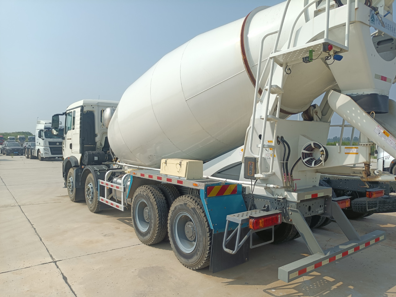 HOWO TX350 Cement Mixer Truck - شاحنة خلاطة خرسانة: صور 4 HOWO TX350 Cement Mixer Truck - شاحنة خلاطة خرسانة: صور 4
