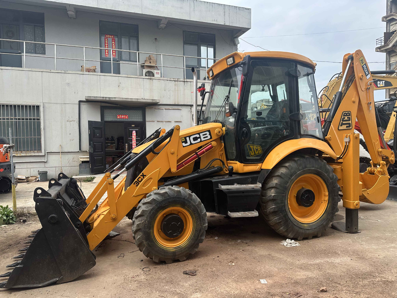 JCB Backhoe Loader - حفار متعدد الاستخدام: صور 1 JCB Backhoe Loader - حفار متعدد الاستخدام: صور 1