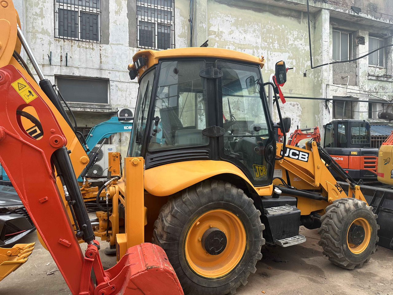 JCB Backhoe Loader - حفار متعدد الاستخدام: صور 4 JCB Backhoe Loader - حفار متعدد الاستخدام: صور 4