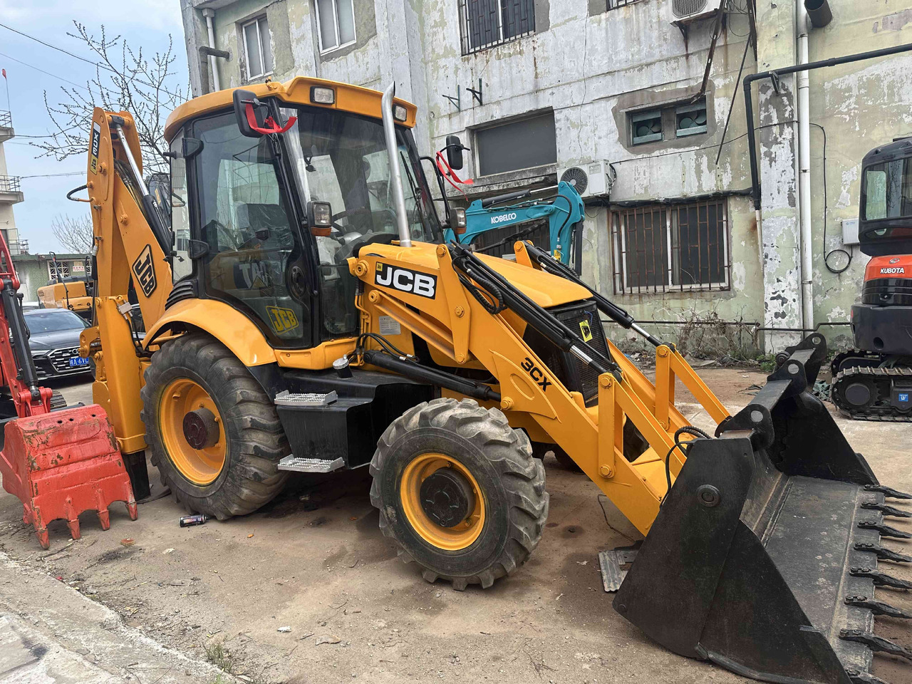JCB Backhoe Loader - حفار متعدد الاستخدام: صور 2 JCB Backhoe Loader - حفار متعدد الاستخدام: صور 2