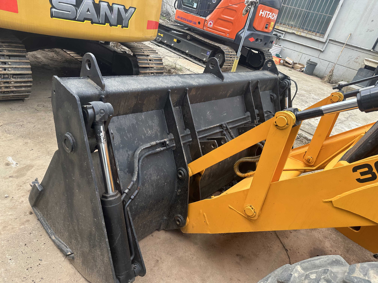 JCB Backhoe Loader - حفار متعدد الاستخدام: صور 3 JCB Backhoe Loader - حفار متعدد الاستخدام: صور 3