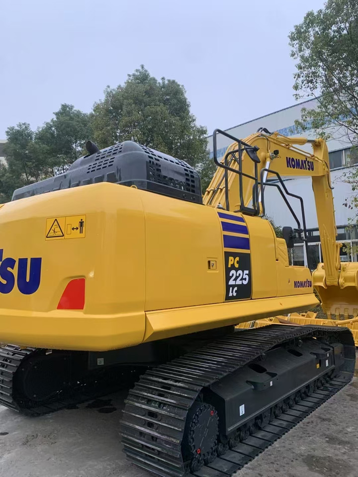 KOMATSU PC225 - حفارات زحافة: صور 2 KOMATSU PC225 - حفارات زحافة: صور 2