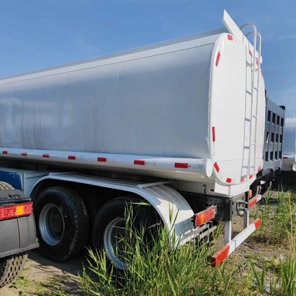 SINOTRUK HOWO 371 Fuel Tanker Truck Reliable Tanker Vehicle - شاحنة صهريج: صور 1 SINOTRUK HOWO 371 Fuel Tanker Truck Reliable Tanker Vehicle - شاحنة صهريج: صور 1