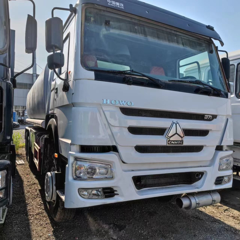 SINOTRUK HOWO 371 Fuel Tanker Truck Reliable Tanker Vehicle - شاحنة صهريج: صور 3 SINOTRUK HOWO 371 Fuel Tanker Truck Reliable Tanker Vehicle - شاحنة صهريج: صور 3