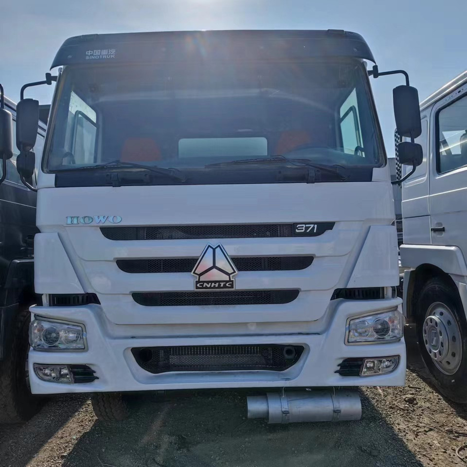 SINOTRUK HOWO 371 Fuel Tanker Truck Reliable Tanker Vehicle - شاحنة صهريج: صور 2 SINOTRUK HOWO 371 Fuel Tanker Truck Reliable Tanker Vehicle - شاحنة صهريج: صور 2