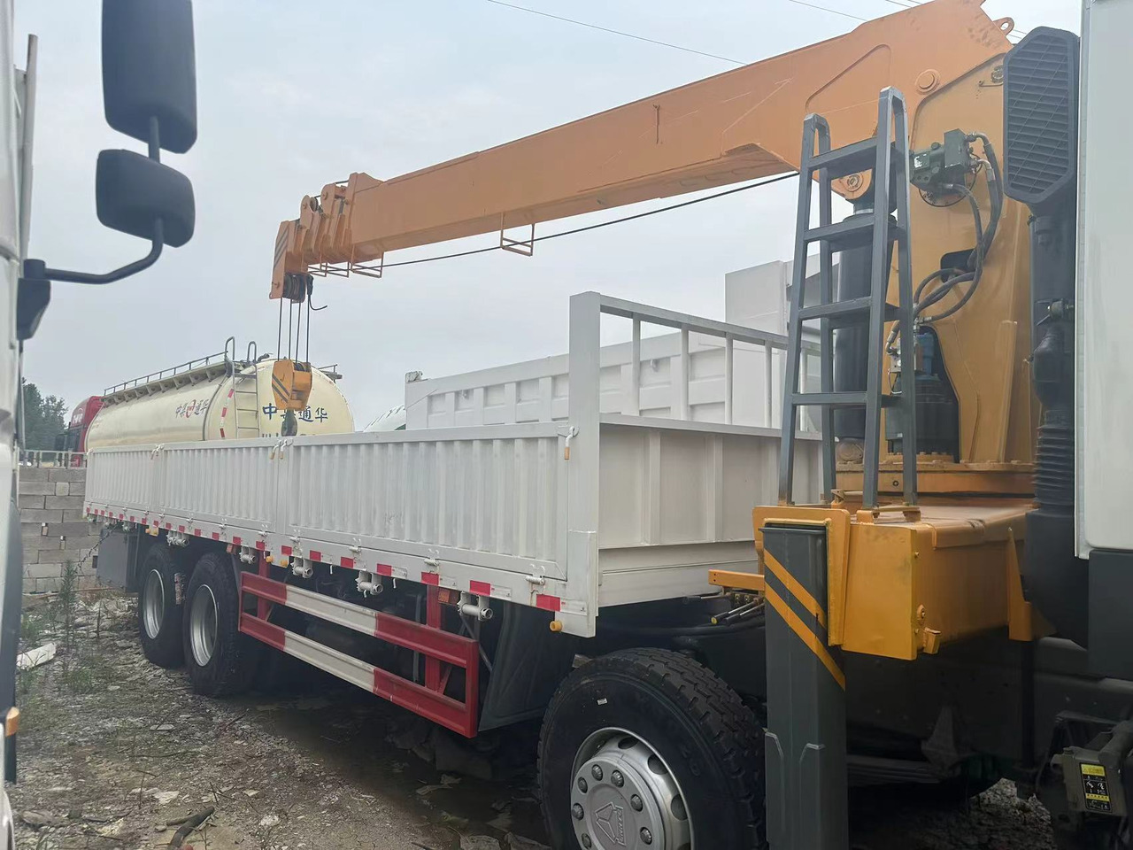 SINOTRUK HOWO 375 8X4 12TONS CLICK HERE FOR DISCOUNT - شاحنة كرين: صور 2 SINOTRUK HOWO 375 8X4 12TONS CLICK HERE FOR DISCOUNT - شاحنة كرين: صور 2