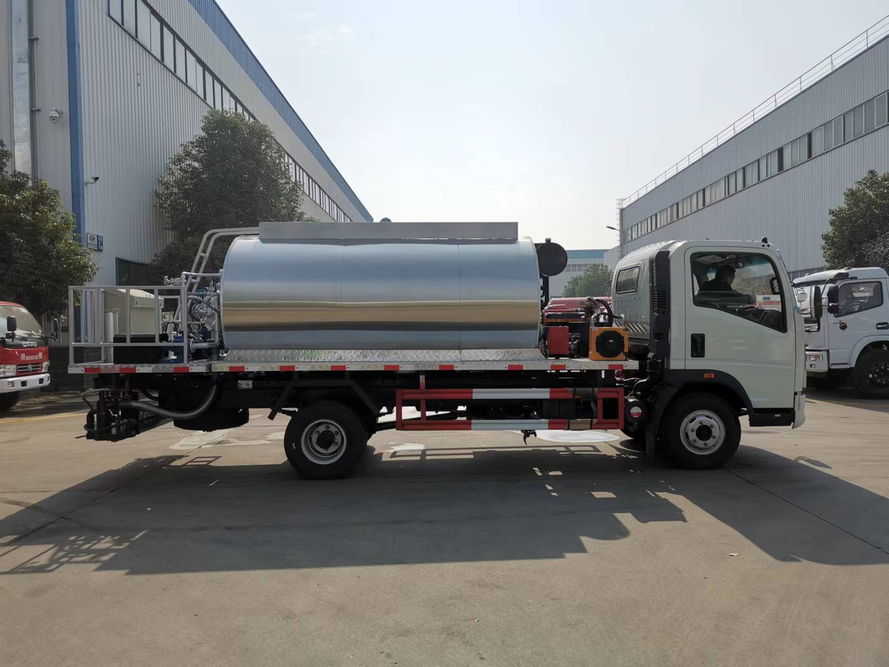SINOTRUK HOWO CLICK HERE FOR DISCOUNT - موزع الأسفلت: صور 3 SINOTRUK HOWO CLICK HERE FOR DISCOUNT - موزع الأسفلت: صور 3