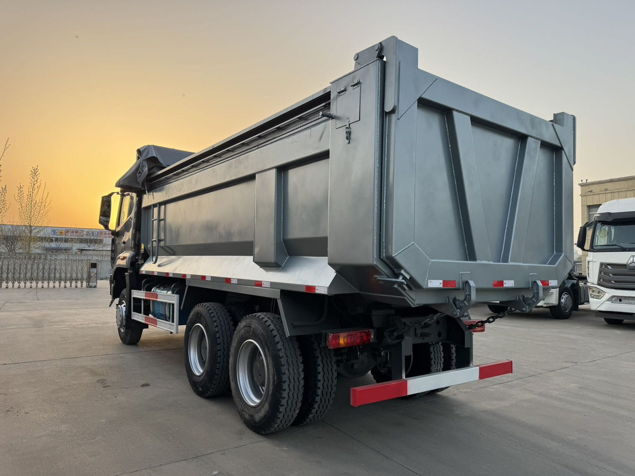 SINOTRUK HOWO NX430 6X4 - قلابات: صور 2 SINOTRUK HOWO NX430 6X4 - قلابات: صور 2