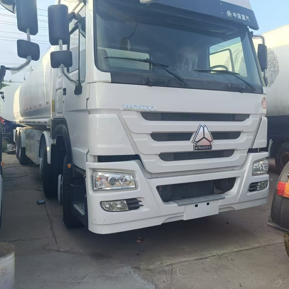 SINOTRUK Howo 371 Fuel Tanker Click Here For DISCOUNT - شاحنة صهريج: صور 2 SINOTRUK Howo 371 Fuel Tanker Click Here For DISCOUNT - شاحنة صهريج: صور 2